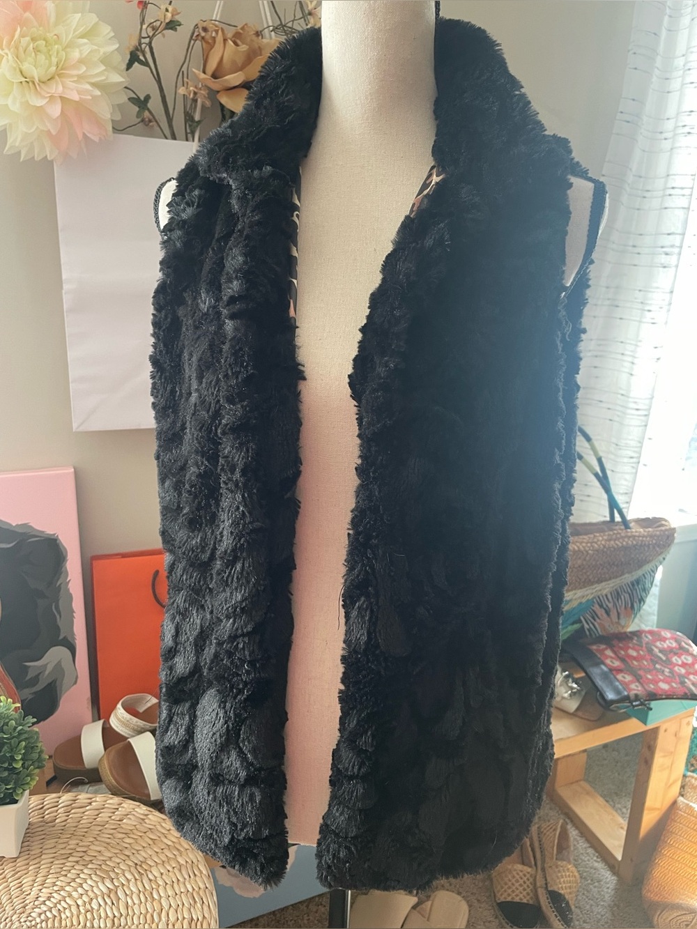 Betsy Johnson Fur Vest in SZ L in good condition